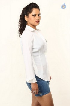 Maya Chandran Photos - 13 of 37