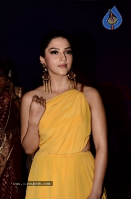 Mehreen at Zee Apsara Awards - 16 of 32