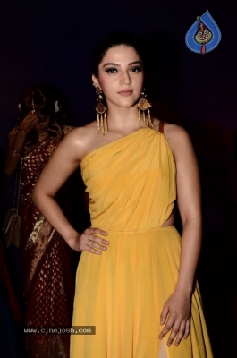 Mehreen at Zee Apsara Awards - 31 of 32