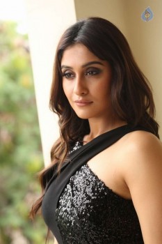 Regina Cassandra Images - 11 of 48