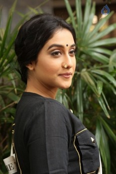 Regina Cassandra New Pics - 25 of 30