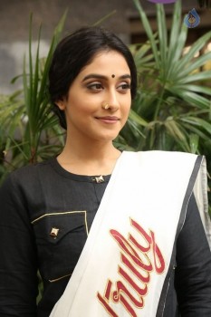 Regina Cassandra New Pics - 28 of 30