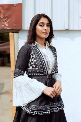 Regina Cassandra Photos - 9 of 12