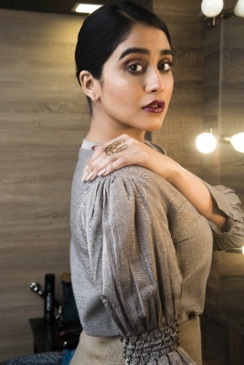 Regina Cassandra Photos - 10 of 12