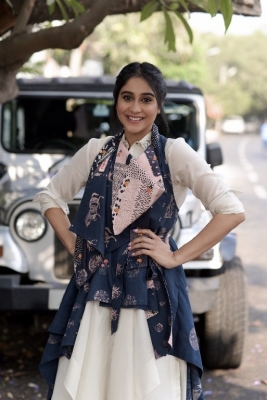 Regina Cassandra Photos - 11 of 12