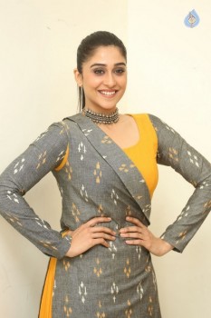 Regina Cassandra Photos - 5 of 28