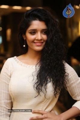 Ritika Singh Gallery - 19 of 28