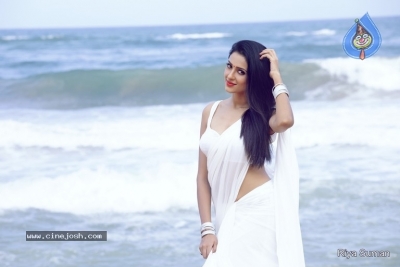 Riya Suman Photos - 1 of 5
