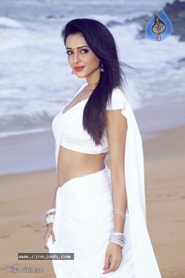 Riya Suman Photos - 2 of 5