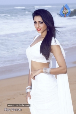 Riya Suman Photos - 3 of 5