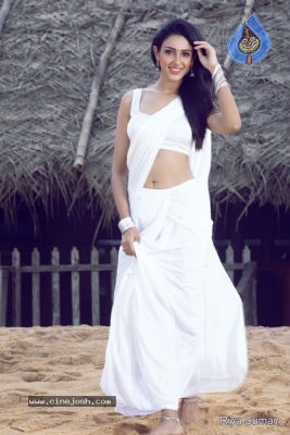 Riya Suman Photos - 4 of 5