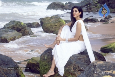 Riya Suman Photos - 5 of 5