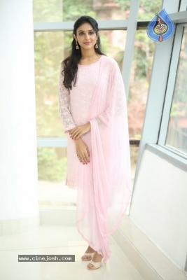 Riya Suman Pics - 8 of 9