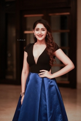 Sayesha Saigal Stills - 4 of 4