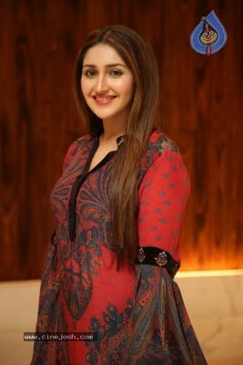 Sayyeshaa Pics - 15 of 19