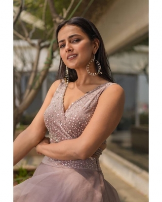 Shraddha Srinath Photos - 4 of 17