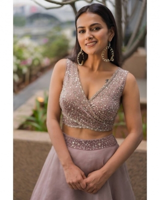 Shraddha Srinath Photos - 5 of 17
