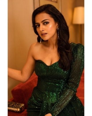 Shraddha Srinath Photos - 12 of 17
