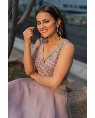 Shraddha Srinath Photos - 15 of 17