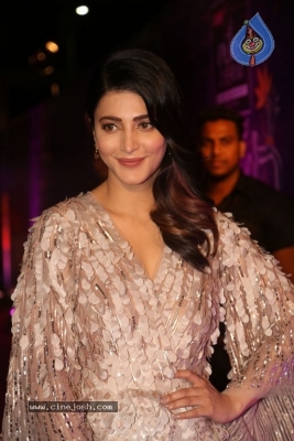 Shruti Haasan at Zee Apsara Awards - 16 of 42