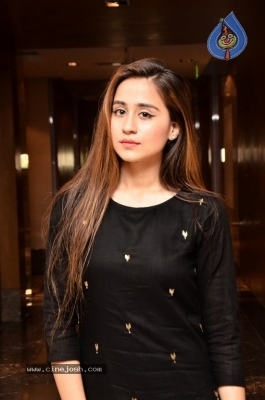 Simrat Juneja Photos - 20 of 21