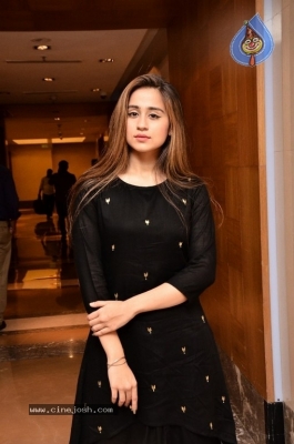 Simrat Juneja Photos - 21 of 21