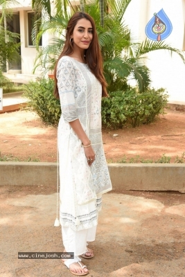 Sophia Singh Photos - 8 of 21