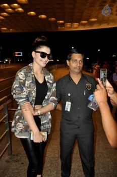 Urvashi Rautela at Mumbai Airport - 6 of 31
