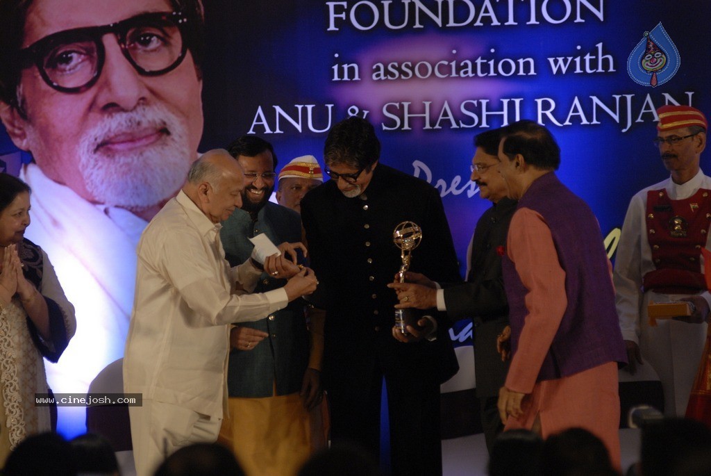 2nd Yash Chopra Memorial Award Presentation  - 28 / 92 photos