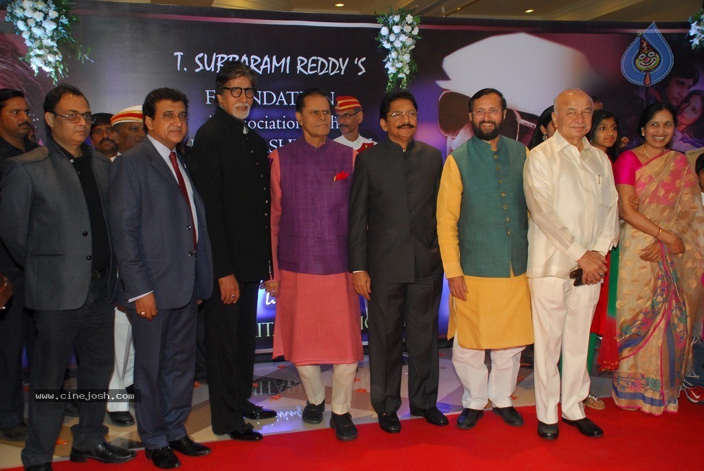 2nd Yash Chopra Memorial Award Presentation  - 71 / 92 photos