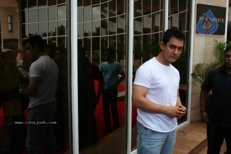 Aamir Khan unveils Peepli Live first look - 3 / 15 photos