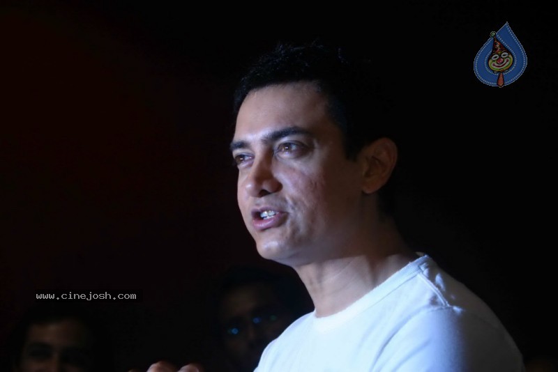 Aamir Khan unveils Peepli Live first look - 4 / 15 photos