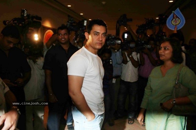 Aamir Khan unveils Peepli Live first look - 6 / 15 photos