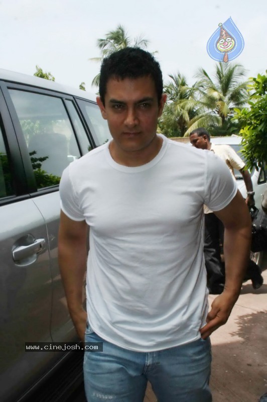 Aamir Khan unveils Peepli Live first look - 10 / 15 photos