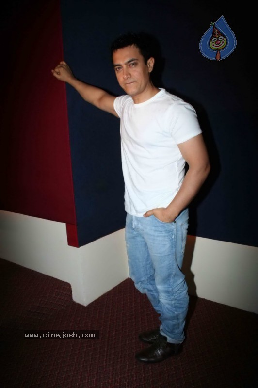 Aamir Khan unveils Peepli Live first look - 11 / 15 photos