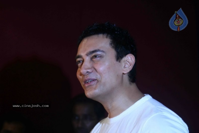Aamir Khan unveils Peepli Live first look - 13 / 15 photos