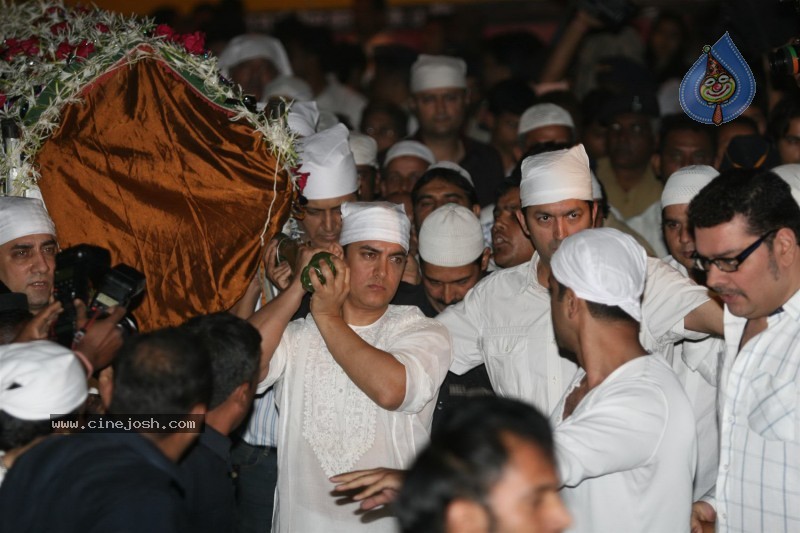 Aamir Khan's Father Tahir Hussian's Funeral - 2 / 25 photos
