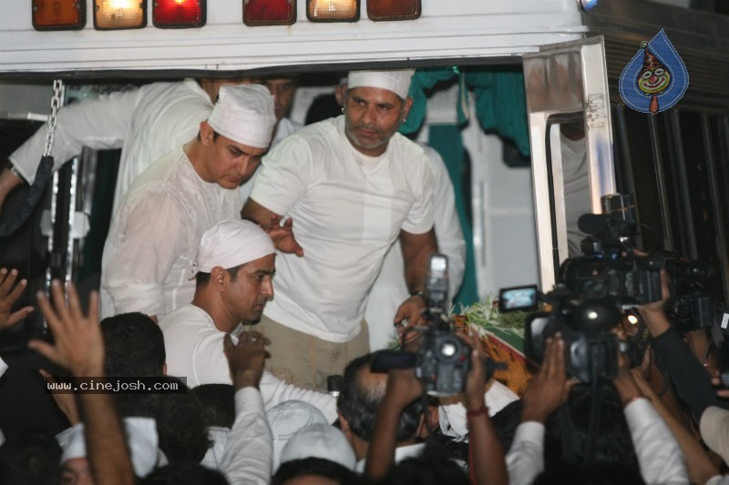 Aamir Khan's Father Tahir Hussian's Funeral - 3 / 25 photos