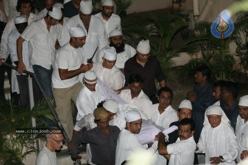 Aamir Khan's Father Tahir Hussian's Funeral - 4 / 25 photos