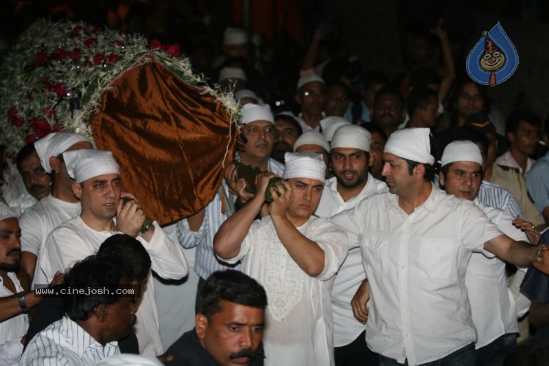 Aamir Khan's Father Tahir Hussian's Funeral - 5 / 25 photos