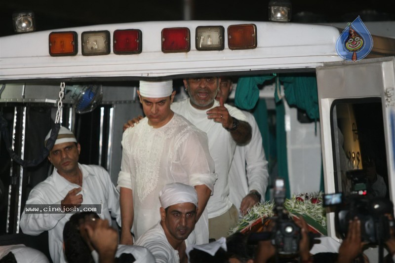 Aamir Khan's Father Tahir Hussian's Funeral - 7 / 25 photos