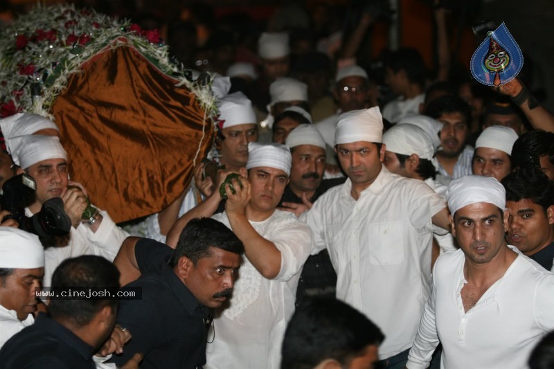 Aamir Khan's Father Tahir Hussian's Funeral - 8 / 25 photos