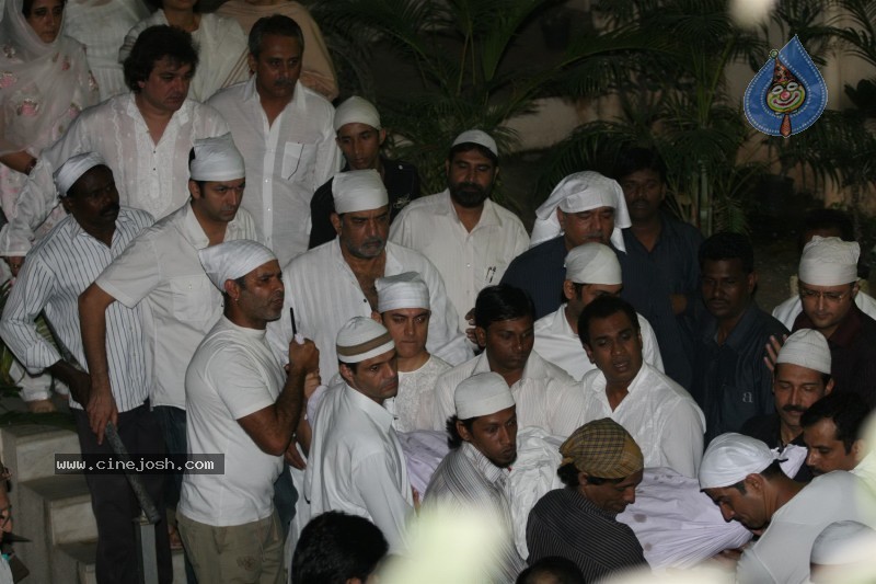 Aamir Khan's Father Tahir Hussian's Funeral - 9 / 25 photos