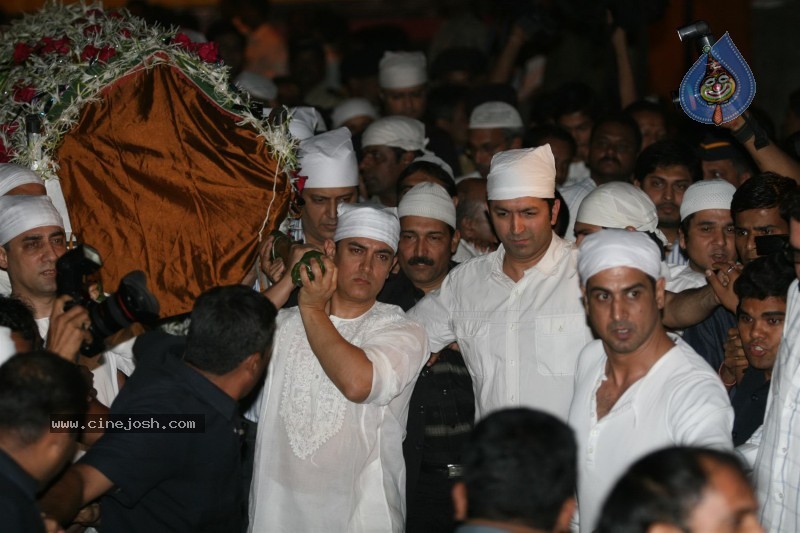 Aamir Khan's Father Tahir Hussian's Funeral - 11 / 25 photos