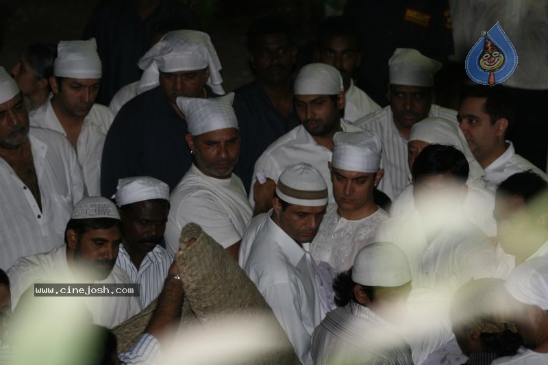 Aamir Khan's Father Tahir Hussian's Funeral - 14 / 25 photos