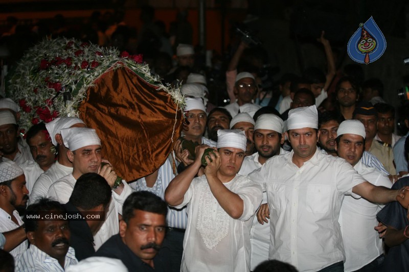 Aamir Khan's Father Tahir Hussian's Funeral - 15 / 25 photos