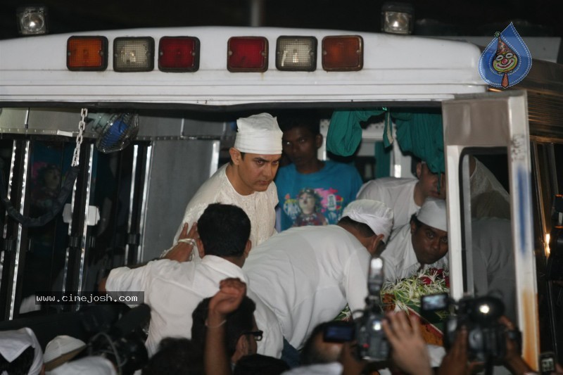 Aamir Khan's Father Tahir Hussian's Funeral - 17 / 25 photos