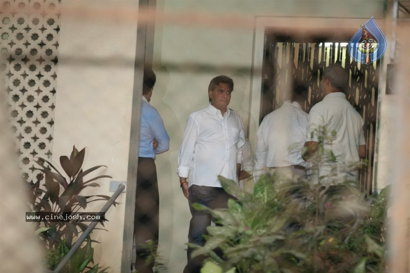 Aamir Khan's Father Tahir Hussian's Funeral - 18 / 25 photos