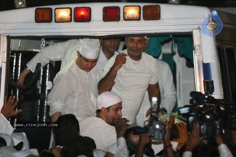 Aamir Khan's Father Tahir Hussian's Funeral - 19 / 25 photos
