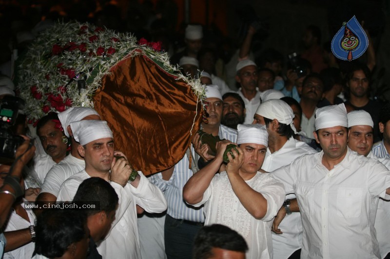 Aamir Khan's Father Tahir Hussian's Funeral - 22 / 25 photos